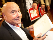 Séance studieuse de dédicace... Séance studieuse de dédicace...