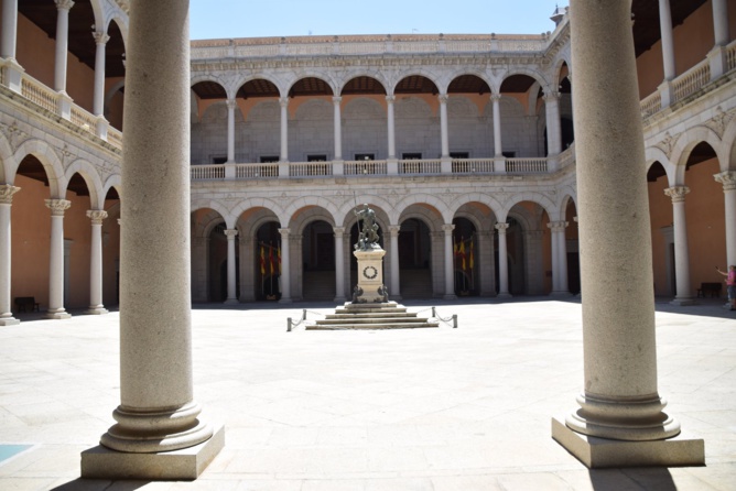 Le patio du Musée militaire de l'Alcazar de Toledo Le patio du Musée militaire de l'Alcazar de Toledo