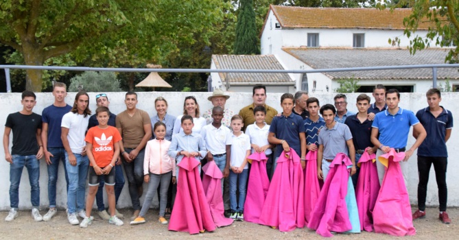 Les élèves autour du manadier de Lou Pantaï Les élèves autour du manadier de Lou Pantaï