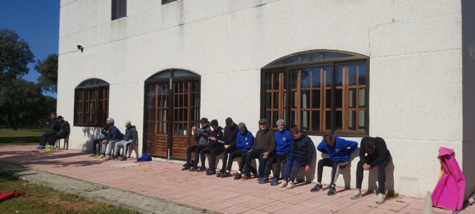 Tous assis ! Tous assis !