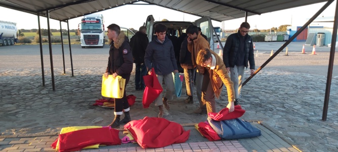 Chargeant le minibus Chargeant le minibus