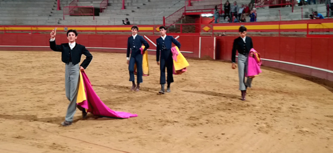 Clovis lors de sa vuelta après avoir coupé une oreille très méritée... Clovis lors de sa vuelta après avoir coupé une oreille très méritée...