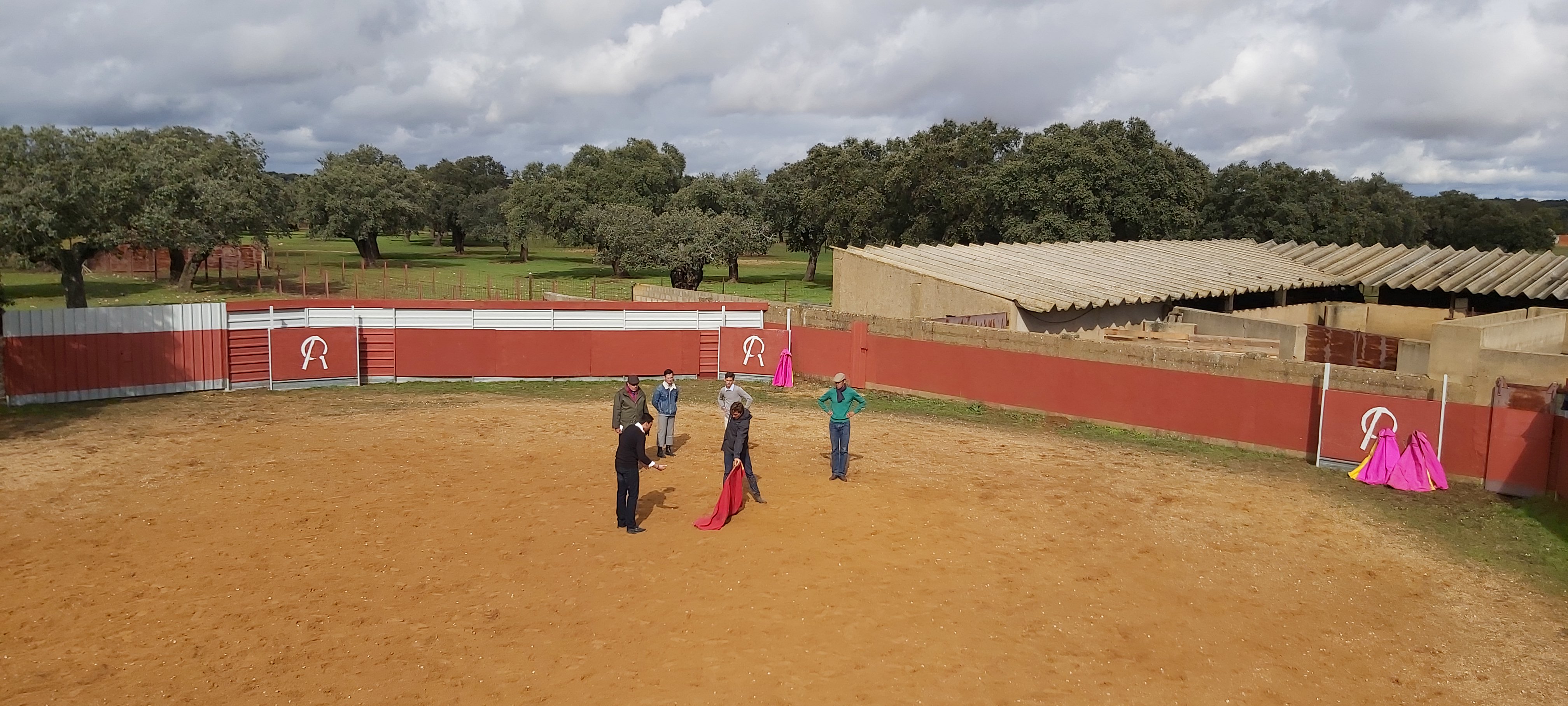 Le Maestro Juan Leal en pleine explication dans le ruedo Le Maestro Juan Leal en pleine explication dans le ruedo